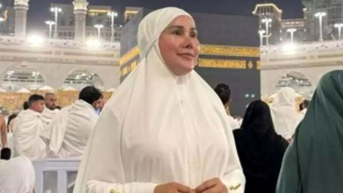 Tangkapan layar selebgram Isa Zega yang memakai hijab saat umroh, Jakarta, Jumat 22 November 2024.