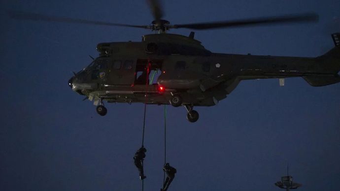 Arsip foto - Prajurit Komando Operasi Khusus (Koopssus) TNI beraksi saat latihan penanggulangan terorisme di Pelabuhan Cirebon, Jawa Barat, Jumat (16/6/2023). Latihan Aksi Khusus semester pertama Koopssus TNI itu untuk menguji kesiapsiagaan prajurit dalam melaksanakan operasi penanggulangan terorisme.