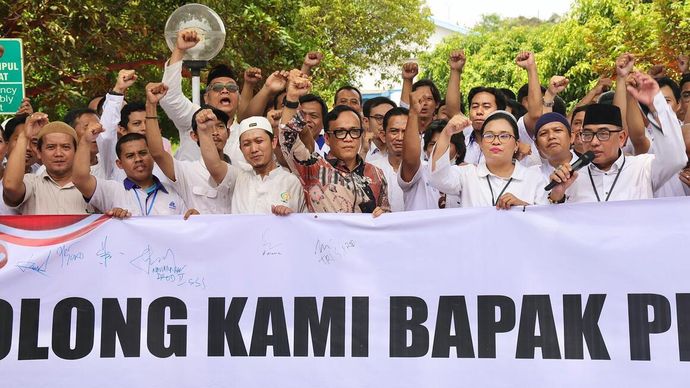 Wamenaker Immanuel Ebenezer Gerungan bersama karyawan PT Indonesia Farma Tbk (Indofarma Tbk)/Ist