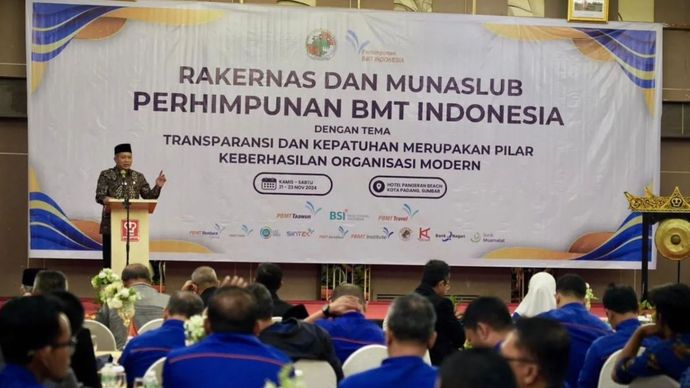 Wakil Menteri Koperasi Ferry Juliantono membuka Rapat Kerja Nasional dan Musyawarah Nasional Luar Biasa Perhimpunan Baitul Maal Wa Tamwil (BMT) Indonesia di Padang, Sumatera Barat.