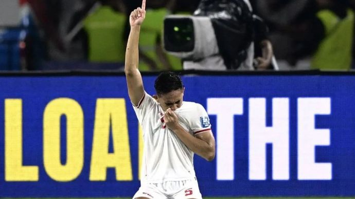 Pesepak bola Timnas Indonesia Rizky RIdho Ramadhani mencium logo Garuda Pancasila pada kaosnya seusai melawan Timnas Arab Saudi pada pertandingan Grup C putaran ketiga Kualifikasi Piala Dunia 2026 Zona Asia di Stadion Utama Gelora Bung Karno, Senayan, Selasa 19 November 2024.