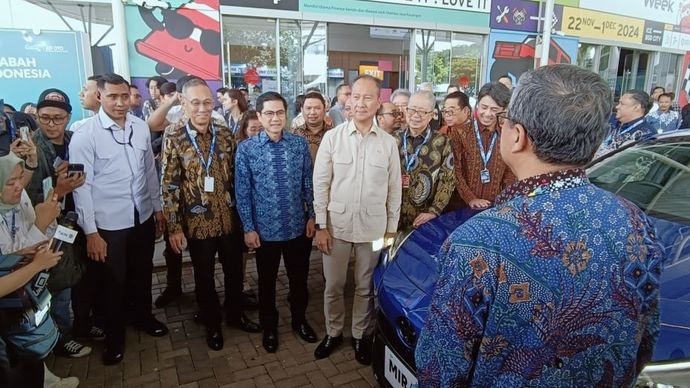 Menperin Agus Gumiwang Kartasasmita resmi membuka pameran otomotif MUF GJAW 2024, di ICE BSD, Kabupaten Tangerang, Banten, pada Jumat, 22 November 2024. (Foto: Adiantoro/NTV)