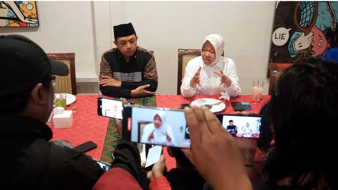 Pasangan Calon Gubernur Jawa Timur nomor urut 3 Tri Rismaharini-Zahrul Azhar Asumta atau Gus Hans saat konferensi pers di Surabaya, Sabtu 23 Novmber 2024.