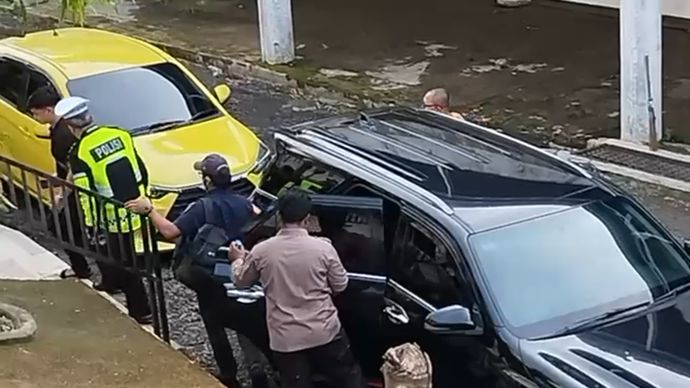 Gubernur Bengkulu Rohidin Mersyah mengenakan seragam polantas saat mendatangi Mapolresta Bengkulu. 