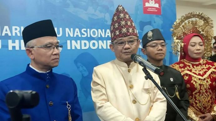 Menteri Pendidikan Dasar dan Menengah (Mendikdasmen) Abdul Mu'ti melakukan tanya jawab dengan media usai upacara peringatan Hari Guru Nasional 2024 di Gedung A Kemendikdasmen, Jakarta Pusat pada Senin (25/11/2024).