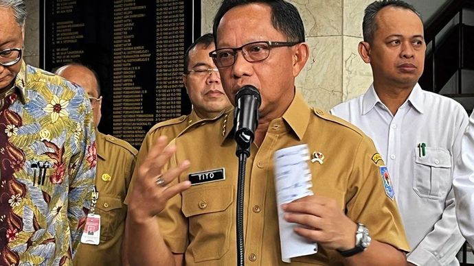 Menteri Dalam Negeri Tito Karnavian saat memberikan keterangan kepada awak media di Kantor Kementerian Dalam Negeri, Jakarta, Senin 25 November 2024.