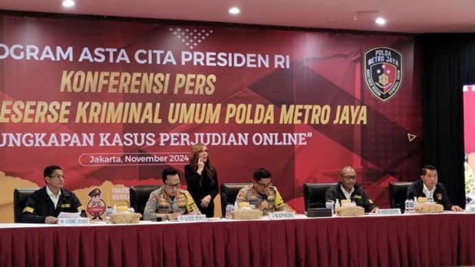 Kapolda Metro Jaya Irjen Pol. Karyoto (tengah) saat konferensi pers di Jakarta, Senin (25/11/2024). <b>(ANTARA (Ilham Kausar))</b>