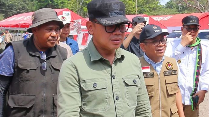 Wamendagri Bima Arya Sugiarto mendampingi Menko PMK Pratikno meninjau Pos Lapangan Pengungsian Erupsi Gunung Lewotobi Laki-laki di Flores Timur, NTT 