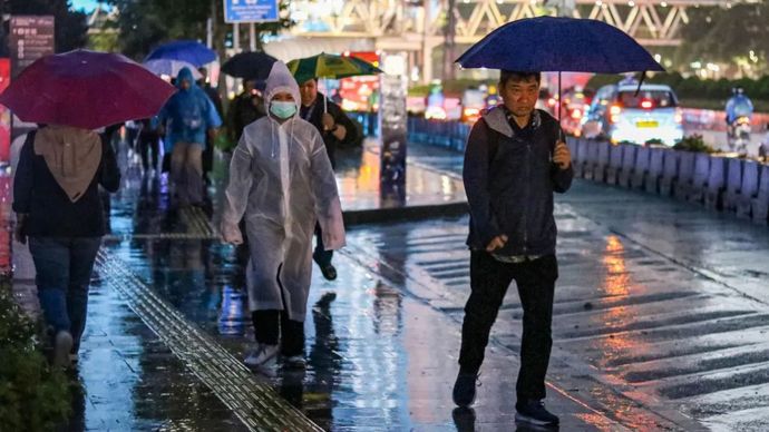 Sejumlah warga menggunakan payung saat turun hujan di kawasan Sudirman, Jakarta, Senin (11/11/2024). 