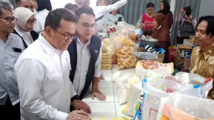 Menteri Perdagangan Budi Santoso saat memantau harga dan pasokan sembako di Pasar Prawirotaman, Kota Yogyakarta, DIY, Senin (25/11/2024).