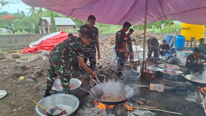 TNI Angkatan Darat (TNI AD) mengerahkan 169 personel untuk membantu masyarakat terdampak erupsi Gunung Lewotobi Laki-Laki di Kabupaten Flores Timur, Nusa Tenggara Timur (NTT). <b>(Dok.Istimewa)</b>