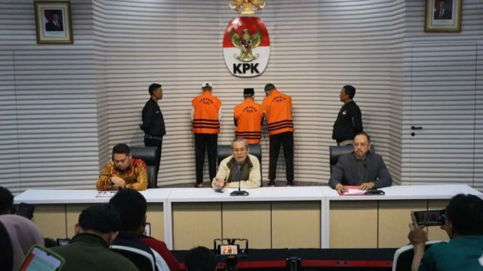 Penyidik Komisi Pemberantasan Korupsi (KPK) menghadirkan tiga tersangka dalam perkara dugaan korupsi berupa pemerasan dan gratifikasi di lingkungan Pemerintah Provinsi Bengkulu dalam jumpa pers di Gedung Merah Putih KPK, Jakarta, Senin 25 November 2024.