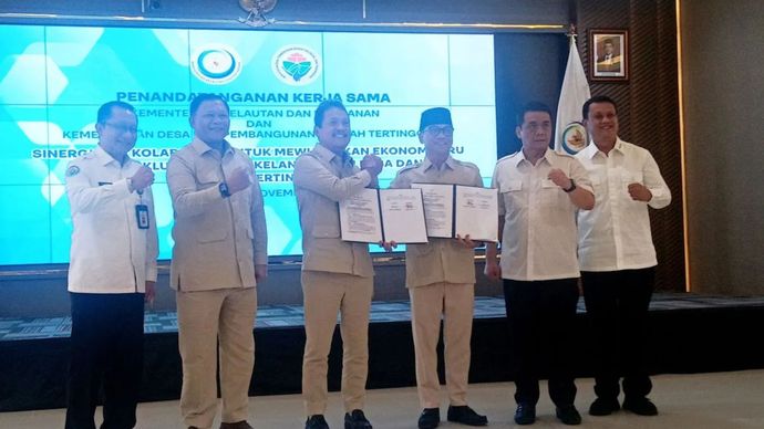 Menteri Desa PDT Yandri Susanto dan Menteri Kelautan dan Perikanan Sakti Wahyu Trenggono saat berfoto bersama usai mendatangani nota kesepahaman di Kantor KKP, Jakarta, Senin 25 November 2024.