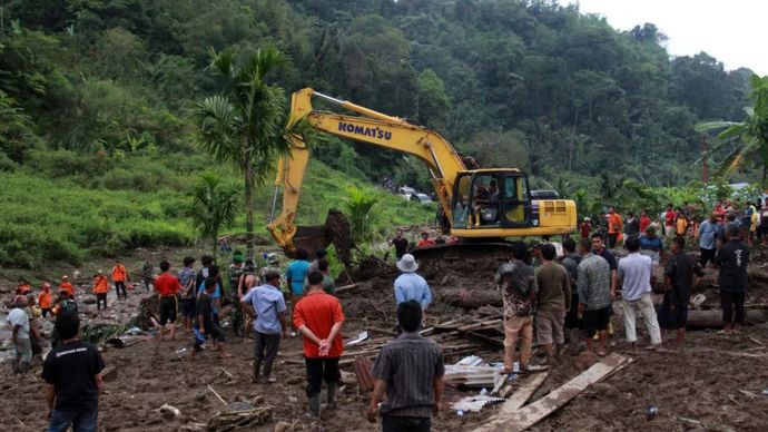 Petugas saat mengoperasikan alat berat untuk melakukan pencarian korban banjir bandang di Dusun II Desa Martelu Kecamatan Sibolangit Kabupaten Deli Serdang Sumatera Utara, Senin 25 November 2024.