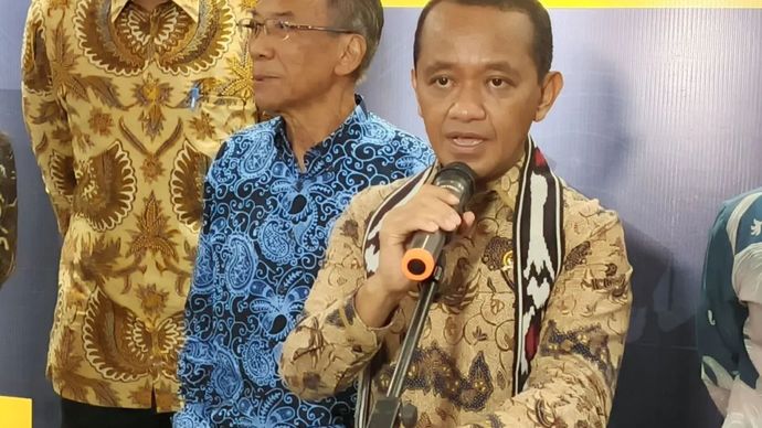 Menteri Energi dan Sumber Daya Mineral (ESDM) Bahlil Lahadalia usai acara Minerba Expo 2024 di Jakarta, Senin (25/11/2024).