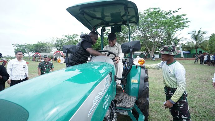 Mentan Amran diajari mengoperasikan traktor