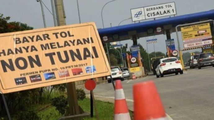 Arsip foto - Sejumlah pengendara melakukan transaksi non tunai menggunakan kartu e-Toll di Gerbang Tol Cisalak I, Tol Cijago, Depok, Jawa Barat.