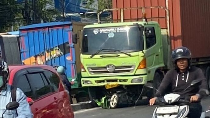 Kecelakaan antara pengendara motor dan truk kontainer di Jalan Enggano, Tanjung Priok, Jakarta Utara.