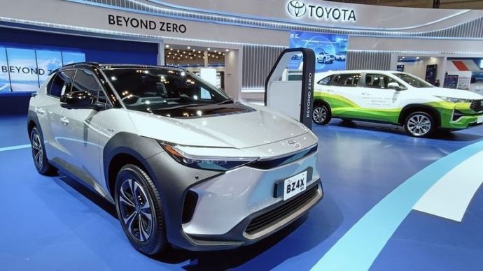 Kendaraan elektrifikasi, flexy fuel vehicle, dan ICE Toyota yang Dipajang di MUF GJAW 2024. (Foto: Adiantoro/NTV)