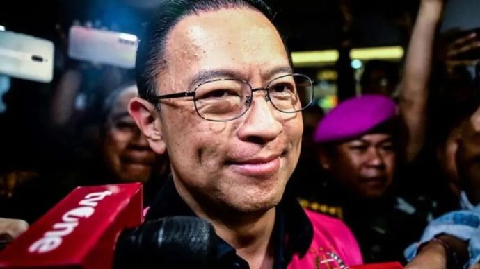 Menteri Perdagangan periode 2015-2016 Thomas Lembong berjalan dengan mengenakan rompi tahanan usai ditetapkan sebagai tersangka kasus dugaan korupsi impor gula oleh Kejaksaan Agung di Jakarta, Selasa (29/10/2024). 