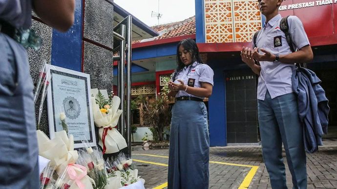 Rekan siswa korban penembakan oleh oknum polisi, berdoa di SMK Negeri 4 Semarang, Jawa Tengah, Selasa (26/11/2024). Aksi yang digelar Aliansi Masyarakat Peduli Kota Semarang tersebut menuntut polisi mengusut tuntas kasus penembakan yang menewaskan anggota Pasikbra SMK Negeri 4 Semarang itu.