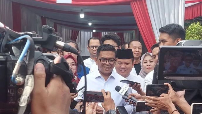 Calon Gubernur Banten nomor urut 2 Andra Soni memberikan keterangan usai mencoblos di TPS 29 Pondok Lakah Permai RT 01/16, Kelurahan Paninggilan, Kecamatan Ciledug, Kota Tangerang, Rabu.