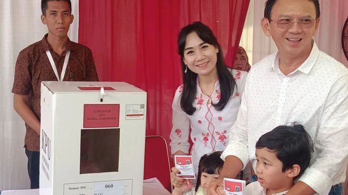 Ahok bersama istri dan anak-anaknya, hendak memasukkan surat suara ke kotak suara di TPS 60, Pluit, Penjaringan, Jakarta Utara, Rabu (27/11/2024).