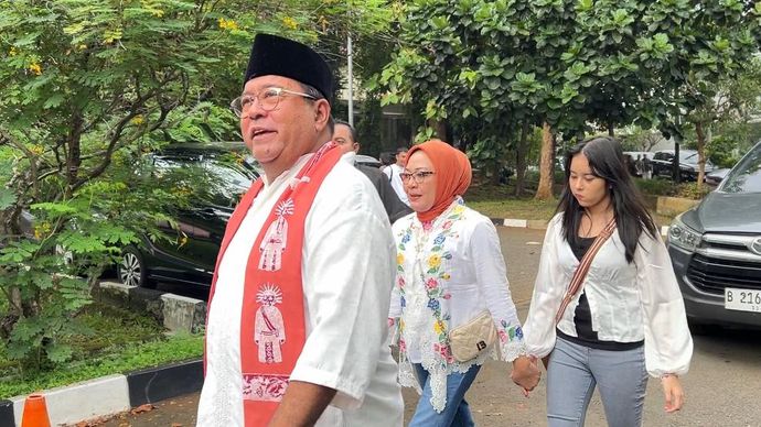 Rano Karno dan keluarga saat hendak menggunakan hak pilihnya di Pilkada Jakarta 2024. 