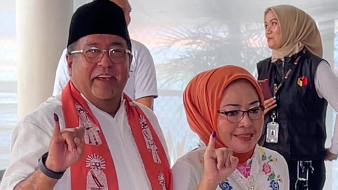 Rano Karno dan istri usai mencoblos. 