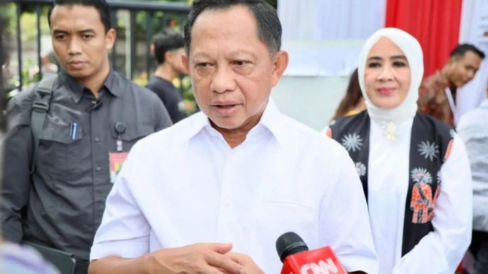 Menteri Dalam Negeri (Mendagri) Tito Karnavian saat memberikan keterangan kepada awak media di kompleks Perumahan Widya Candra III, Kelurahan Senayan, Jakarta, Rabu (27/11/2024). 