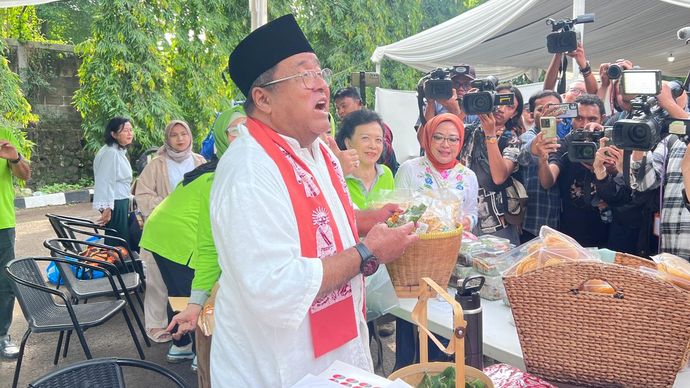 Rano Karno usai mencoblos di TPS 065 Kelurahan Lebak Bulus. 