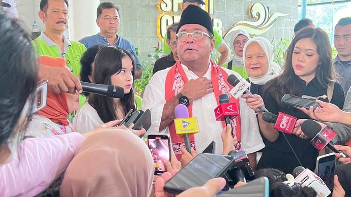 Rano Karno saat menggunakan hak pilihnya di Pilkada Jakarta 2024. 