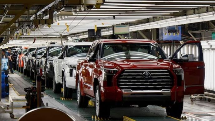 Toyota Tundra dan Sequoia keluar dari jalur perakitan di pabrik Toyota di San Antonio, Texas, Amerika Serikat, pada 17 April 2023. (Foto: Dok/Jordan Vonderhaar/Reuters) 