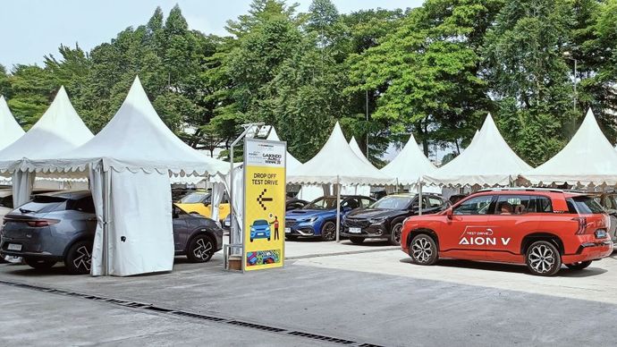 Pengunjung dapat mencoba langsung setiap unit kendaraan pada area test drive dan test ride di MUF GJAW 2024. (Foto: Adiantoro/NTV)