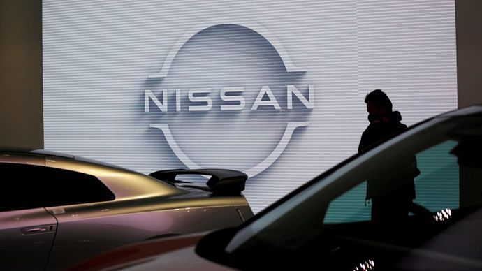 Seorang pengunjung terlihat di ruang pamer Nissan Motor Corp., di Tokyo, Jepang, 11 November 2020. (Foto: Dok/Issei Kato/Reuters)