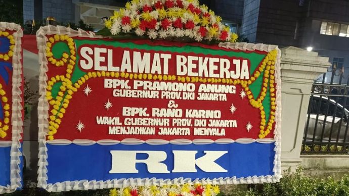 Viral Foto Karangan Bunga RK untuk Pramono-Rano