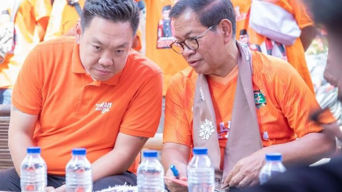 Bendahara Tim Pemenangan Pramono-Rano, Charles Honoris (kiri), bersama Calon Gubernur Jakarta Pramono Anung.