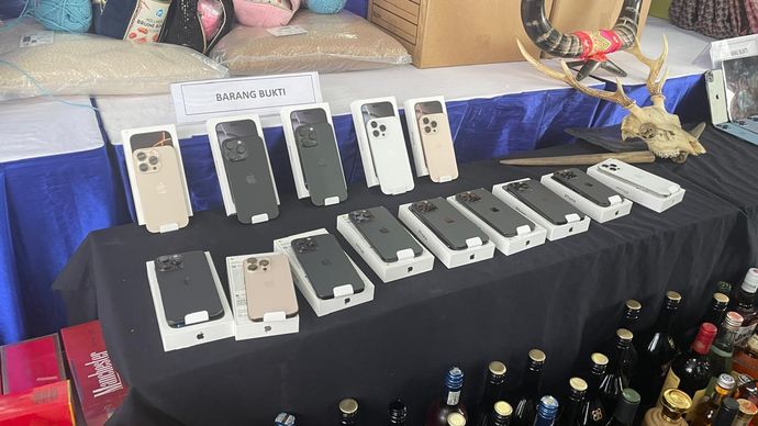 Bea Cukai gagalkan penyelundupan 102 unit handphone atau tablet merek Apple, termasuk iPhone 16 (Ntvnews.id-Muslimin Trisyuliono).