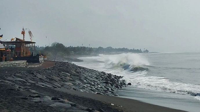 Ombak tinggi menghantam bibir Pantai Rangkan di Kabupaten Gianyar, Bali, Kamis (28/11/2024).