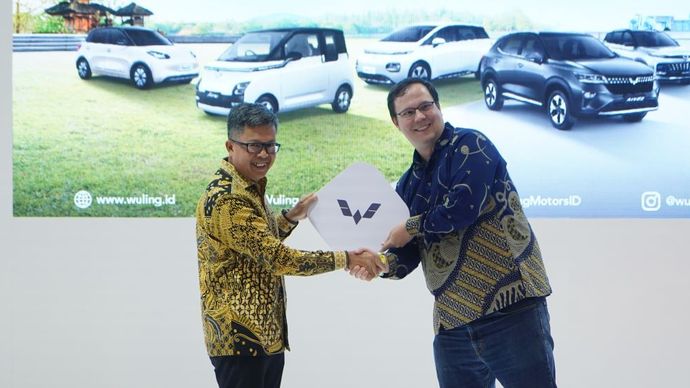 Penyerahan anak kunci Wuling sebagai prosesi simbolis peresmian kerjasama antara Wuling dengan DHL Supply Chain Indonesia. (Foto: Istimewa)