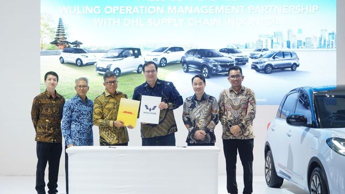 Penandatanganan simbolis MoU yang dilakukan Vice President Wuling Motors, Arif Pramadana dan Managing Director DHL Supply Chain Indonesia, Matthias Gehrsitz. (Foto: Istimewa)