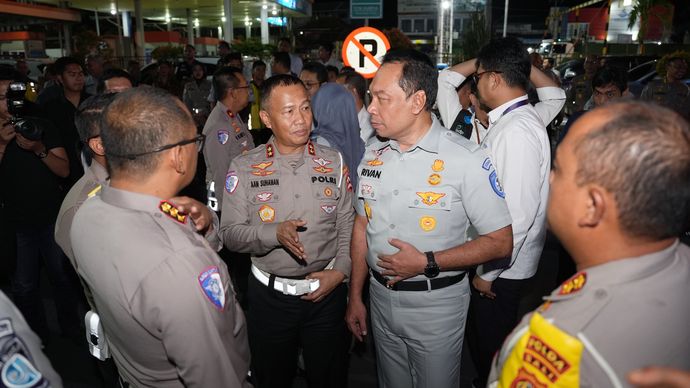 Kakorlantas Polri Irjen Pol Aan Suhanan bersama Dirut PT. Jasa Raharja dan Tim Survei kembali cek Pelabuhan PT ASDP Indonesia Ferry Cabang Ketapang, Banyuwangi jelang libur Natal-Tahun Baru/Ist