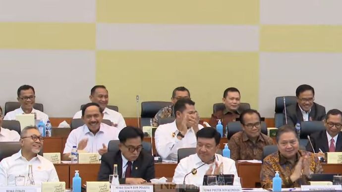 7 Menko Rapat dengan Badan Anggaran DPR RI di Gedung Parlemen, Senayan, Jakarta. Menko Perekonomian Airlangga Hartarto, Menko Polkam Budi Gunawan, Menko Hukum, HAM, Imigrasi dan Kemasyarakatan Yusril Ihza Mahendra, Menko Infrastruktur dan Pembangunan <b>(Deddy Setiawan/Ntvnews.id)</b>