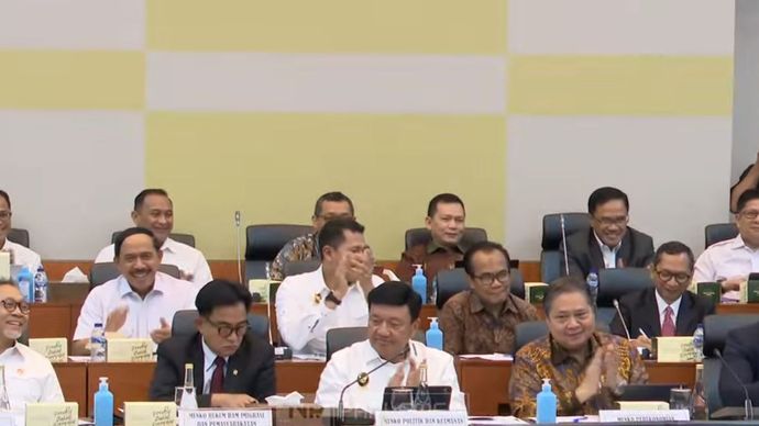 7 Menko Rapat dengan Badan Anggaran DPR RI di Gedung Parlemen, Senayan, Jakarta. Menko Perekonomian Airlangga Hartarto, Menko Polkam Budi Gunawan, Menko Hukum, HAM, Imigrasi dan Kemasyarakatan Yusril Ihza Mahendra, Menko Infrastruktur dan Pembangunan