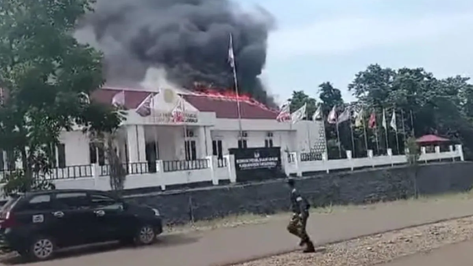 Kebakaran terjadi di Kantor KPU Kabupaten Morowali, Provinsi Sulawesi Tengah, Selasa (3/12/2024). 