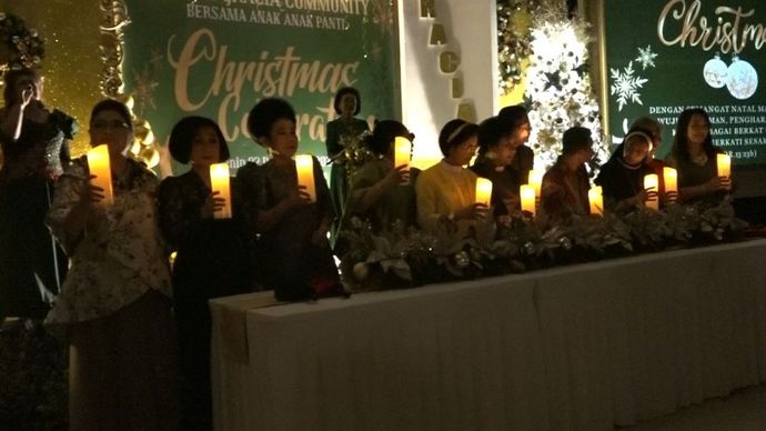 Momen spesial yang terasa sangat khidmat dan kudus terjadi saat penyalaan lilin. (Foto: Adiantoro/NTV)