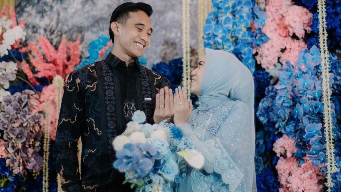 Pemain Timnas Indonesia, Rizky Ridho resmi bertunangan dengan sang kekasih, Sendy Aulia.