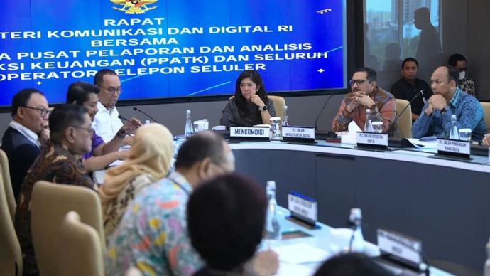 Menteri Komunikasi dan Digital Meutya Hafid (tiga kanan) dalam rapat koordinasi tentang penanganan judi online bersama Pusat Pelaporan dan Analisis Transaksi Keuangan (PPATK) dan perwakilan operator telekomunikasi seluler di Kantor Kementerian Komunikasi dan Digital di Jakarta, Selasa 3 Desember 2024.