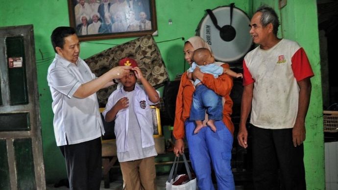 Adaro menyalurkan 10.000 paket seragam sekolah untuk mendukung pendidikan Indonesia. (Foto: Istimewa)