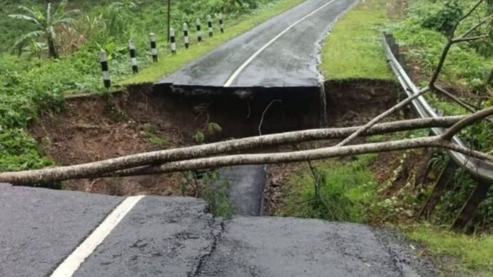 Jalur utama menuju Geopark Ciletuh, tepatnya di dekat Puncak Darma, Sukabumi, terputus akibat longsor besar.